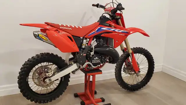 Honda CRF150RB - 2 Stroke 125 Edition in Dirt Bikes & Motocross in Oshawa / Durham Region - Image 2