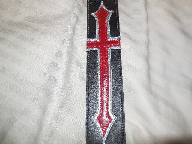 Perris soft leather guitar strap. Used only twice. in Guitars in Strathcona County - Image 2