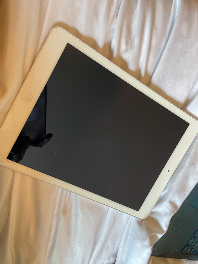 Apple iPad A1474 - Mint Condition in iPads & Tablets in City of Toronto - Image 2