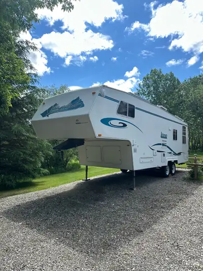 2000 Vanguard Legend W277 fifth wheel. Sleeps 6. A/C, Solar panel, 2 x 6v batteries, roof rack and l...