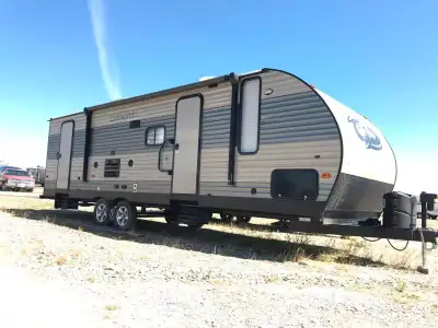 Sale my lovely trailer to down size a smaller one. Brought from Rangeland RV 8 years ago. Lightly us...