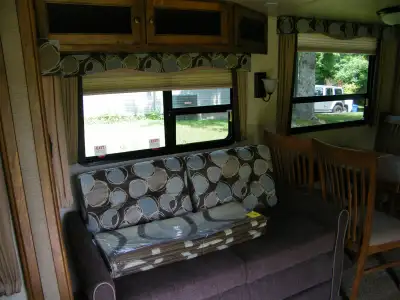 Fifth wheel 2014, acheté neuve en 2016 Servi 2 semaines depuis 2016. très très propre. Foyer, télé.....