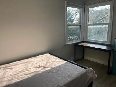 main floor large bedroom with queen size furnitures . quilte clean none smoking ， none party home .....