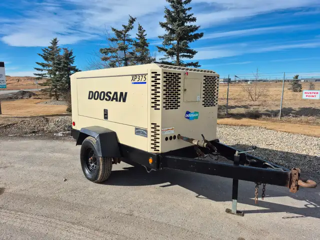XP375 Doosan - 375 CFM Diesel Air Compressor - Tow Behind - x 1 in Other in Saskatoon - Image 4