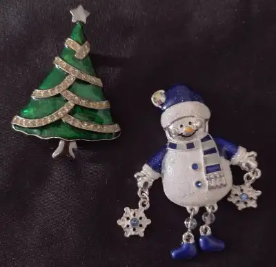 JEWELLERY Assorted jewelry – necklaces, various earrings ad two beautiful Christmas pins. The blue s...