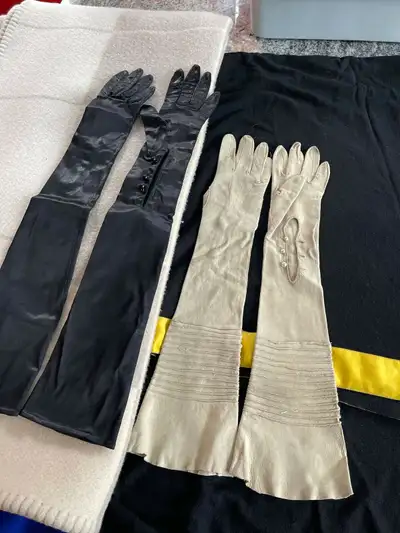 Longs gants de soirée (vintage) 20$ chacun, View more