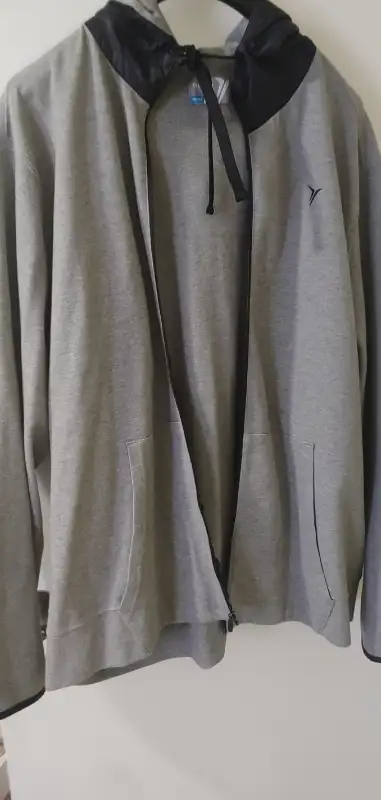 All kinds of men's clothing, shirts, hoodies, ties, blazers, swe in Men's in Mississauga / Peel Region - Image 10