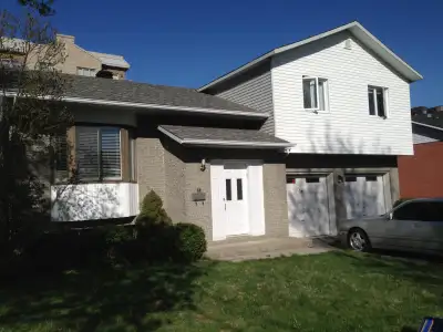 FULLY RENOVATED, spacious split level house in Westpark, Dollard-des-Ormeaux (ddo) VERY quiet/privat...