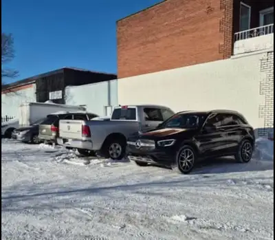 Snow cleaned parking spots 8 minutes from Montreal YUL Airport! Camera surveillance, staff on site....