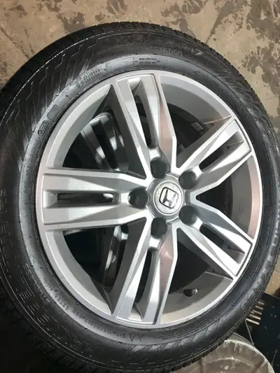 4 Pneus NOKIAN HAKKAPELLITTA R5 (215/ 55 R 17) flambant neufs (achetés 1 semaine avant de changer d’...