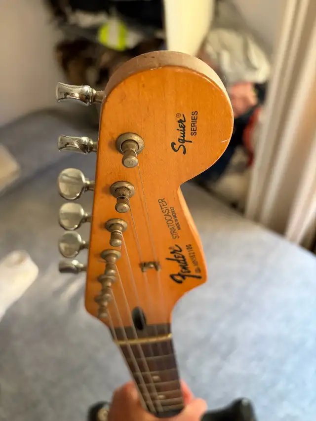 Vintage 94-95 Fender Stratocaster Rare in Guitars in City of Toronto - Image 7