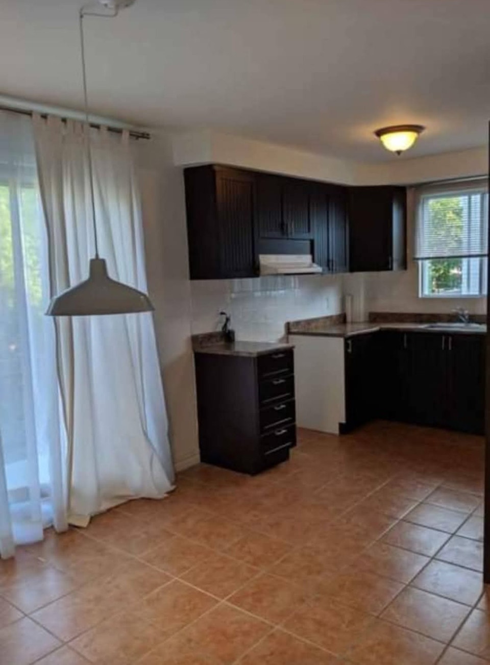 5 1/2 en haut d'un duplex, $1000 Rabais pour les 4 premiers mois 3
