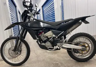 Get ready to dominate any terrain with this powerful 2012 Husqvarna TE 449 featuring 9,747 km on the...