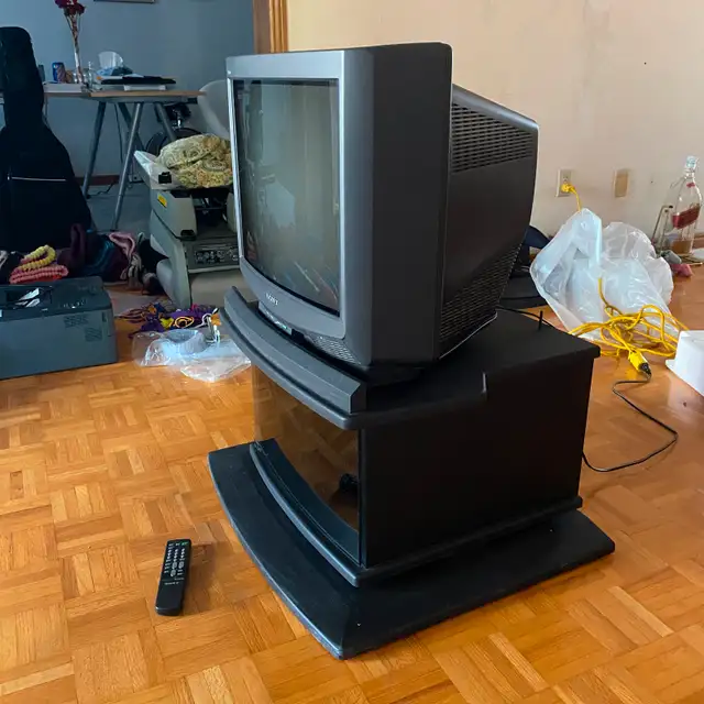 Sony Trinitron CRT Color TV, w/Stand and Remote in TVs in City of Toronto - Image 3