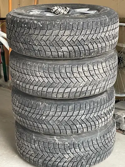 Michelin xice suv 235 65/17. Driven 1 season.