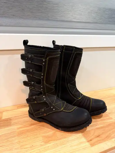 Step into adventure with these Icon Elsinore motorcycle boots, a premium piece of gear that offers b...