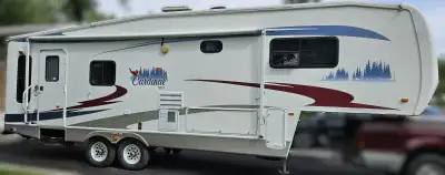 Fifth wheel très bien entretenue, propre et lumineuse. - Chambre avec lit king et 1 divan lit - Frig...