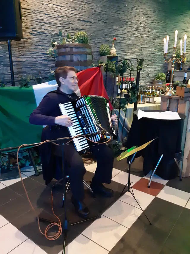 LIVE MUSIC, ACCORDIONIST for ITALIAN RESTAURANT