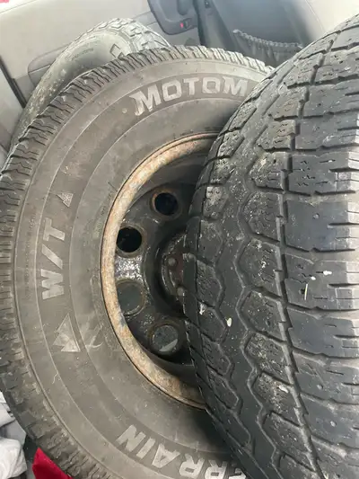 4 pneu sur Rim de neuf et deux usée 265/70/16 pneu d’hiver