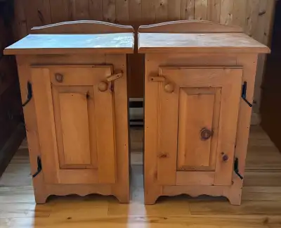 2 tables de chevet en pin massif fini antique avec 1 tablette, View more