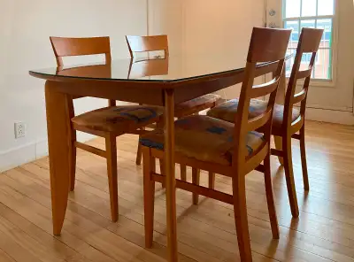 Table en bois et 4 chaises en bois