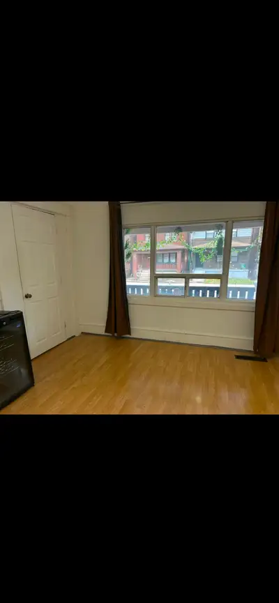 ROOM FOR RENT IN HAMILTON AT CANNON STREET EAST