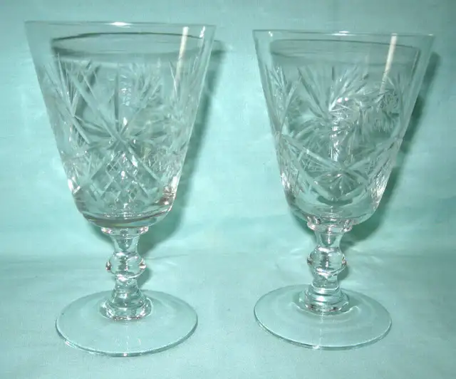 CINQ VERRES CRYSTAL VINTAGE PIN WHEEL FOOTED GLASSES in Arts & Collectibles in West Island - Image 4