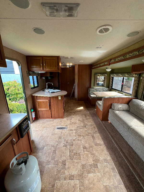 2009 28ft Komfort Trailblazer RV with bunks beds and push out in Travel Trailers & Campers in Nanaimo - Image 4