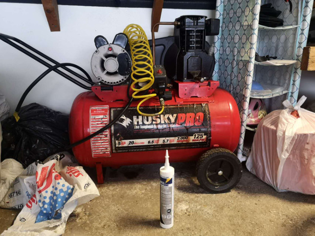 Husky pro 20 Gallon air compressor in Power Tools in Markham / York Region