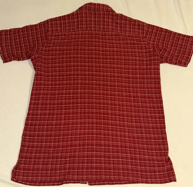 Patagonia Organic Cotton Button Down Shirt Sleeve Shirt - Medium in Men's in Calgary - Image 3