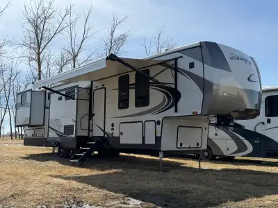 22 Forest River Sandpiper Luxury travel trailer RV 388BHRD fifth wheel with five slide outs, all sea...