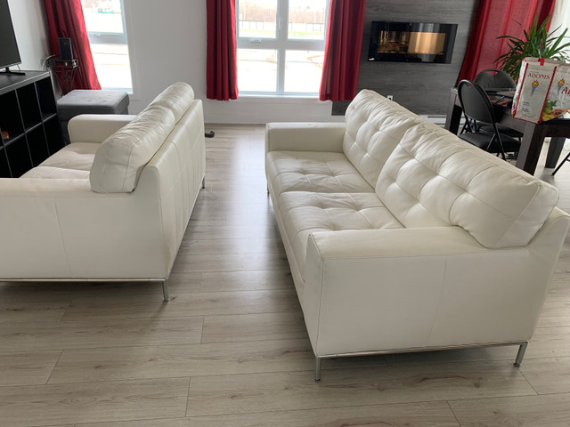 Ensemble de 2 sofas en faux-cuir blanc dans Sofas et futons  à Laval/Rive Nord - Image 2