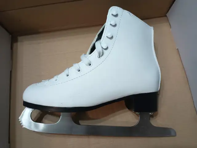 Figure Skates Size 4 Like New in Skates & Blades in Windsor Region - Image 2