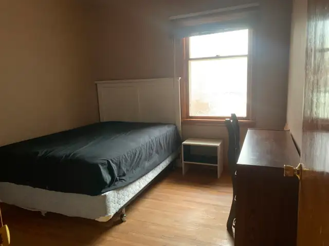 Spacious Main Floor Room in Banff Trail close to UC/SAIT