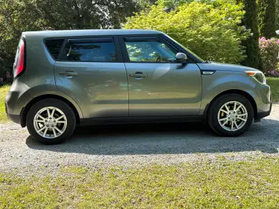 2017 Kia soul just over 73,598km 6speed standard power windows and locks,hands free talk on the whee...