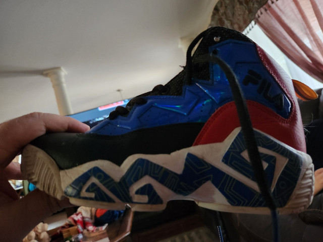 Fila high top basketball shoes. Kids sz 5. in Basketball in Barrie