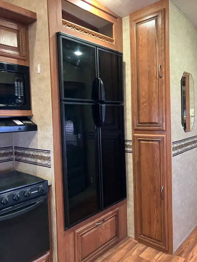 5th wheel camper with bunks & outside kitchen in Travel Trailers & Campers in Regina - Image 5