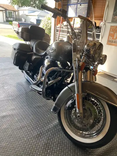 For Sale: 2016 Harley-Davidson FLHR Road King Classic (Billet Silver)– MINT Condition Beautifully ma...