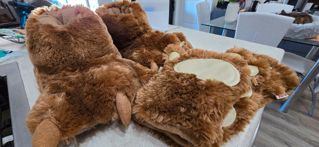 Bear Theme Gloves and Slippers in Hobbies & Crafts in Regina