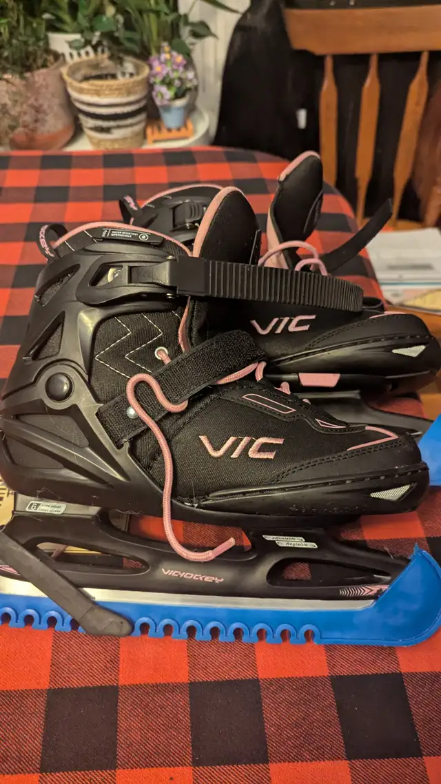 Kids adjustable fit skates in Skates & Blades in London - Image 2