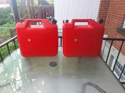 2 bidon essence Webco 20 litres À Verdun minutes à pied métro Jolicoeur Comme neuf Succession voir a...