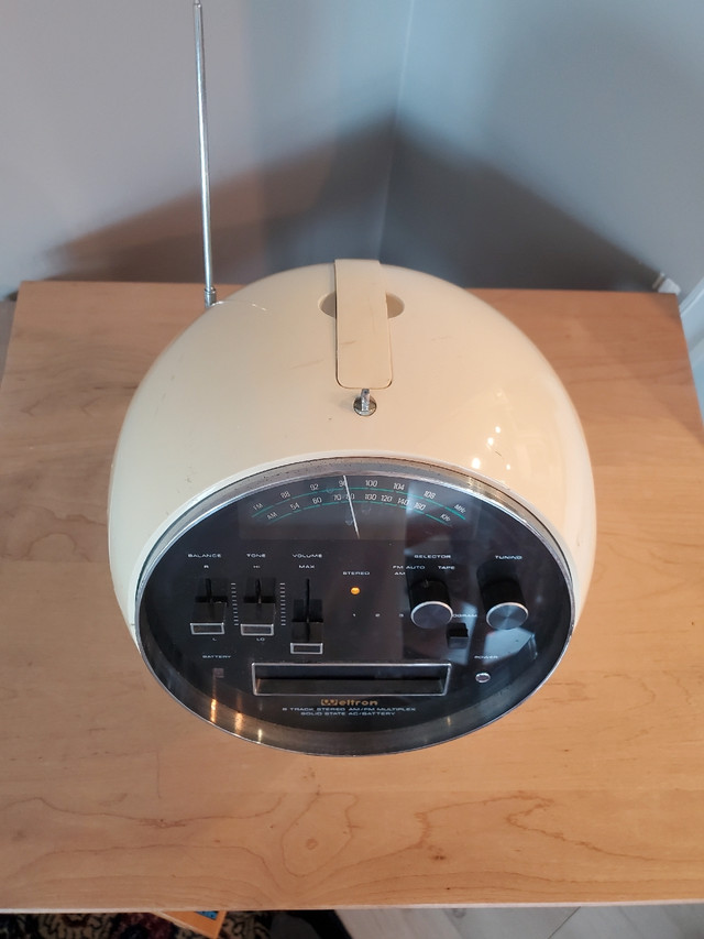 Weltron 2001 space helmet 8 track radio in General Electronics in Calgary - Image 3