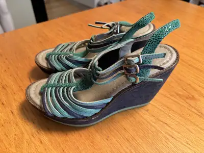 Add a splash of colour to your summer wardrobe with these Hush Puppies wedge sandals. These size 6.5...