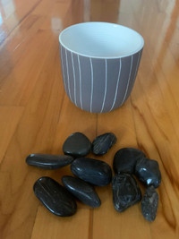 Petit pot à plante 4 x 4.5 pouces et roches décoratives NEUF et