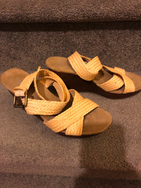 Beautiful and comfy wedge sandal in neutral colour - 7