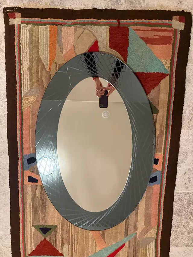 Modern oval mirror in Home Décor & Accents in Ottawa - Image 2