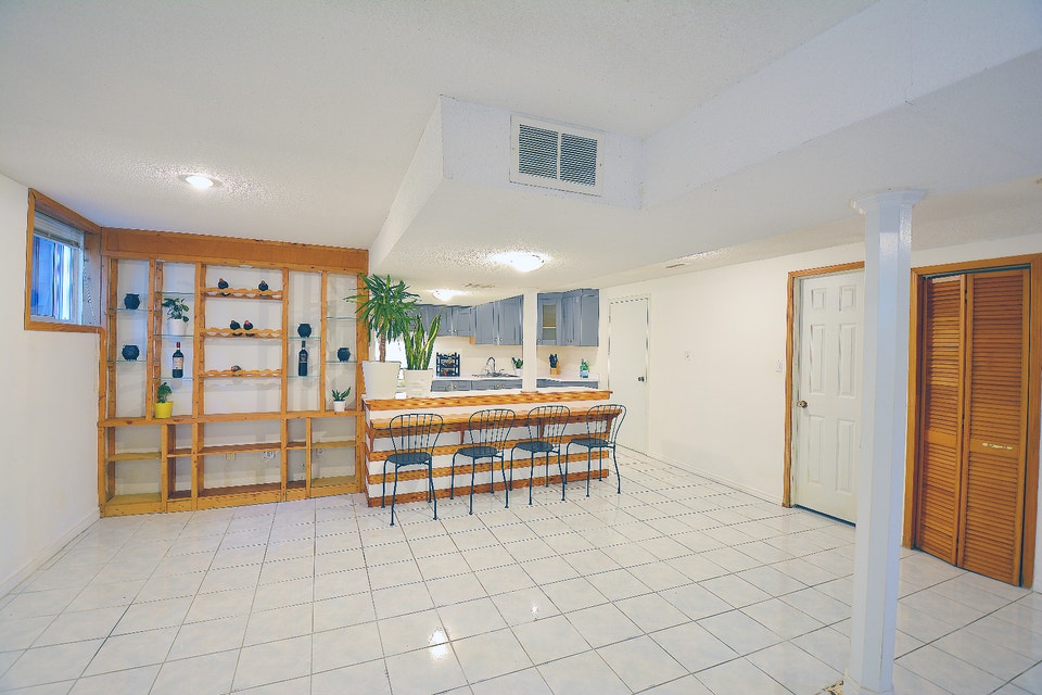 Bright, spacious and beautiful 2 bedroom Apartment for rent 3