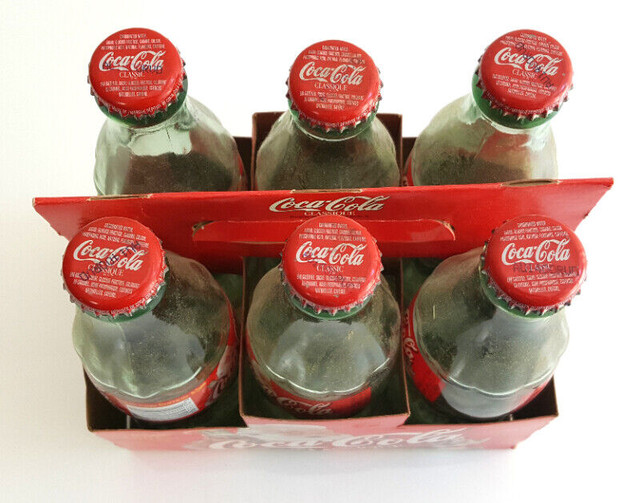 1999 Coca-Cola Christmas Edition 6 Bottles w/ Cardboard Carrier in Arts & Collectibles in City of Toronto - Image 3
