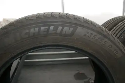 Étaient sur une KIA Sportage . Utilisés une seule saison. 6000Km En excellent état Pneus 4 saisons r...