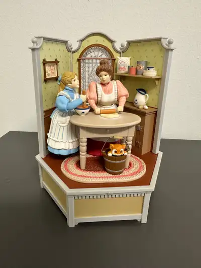 A wonderful nostalgic collectible for music box collectors, Enesco enthusiasts, or anyone who loves...